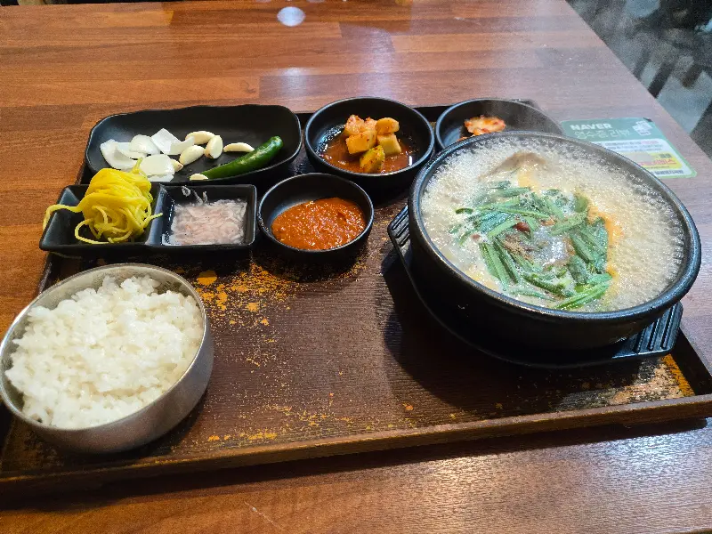 혼밥 손님을 위한 쟁반 차림