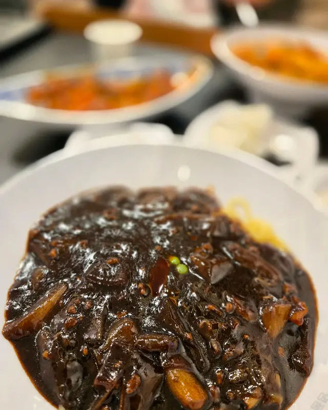 짜장면의 윤기있는 모습