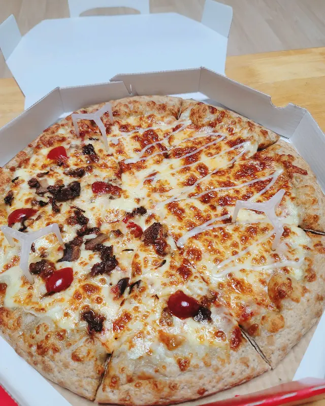 하프앤하프 피자의 또 다른 비주얼, 불고기와 체리 토핑이 인상적이다.