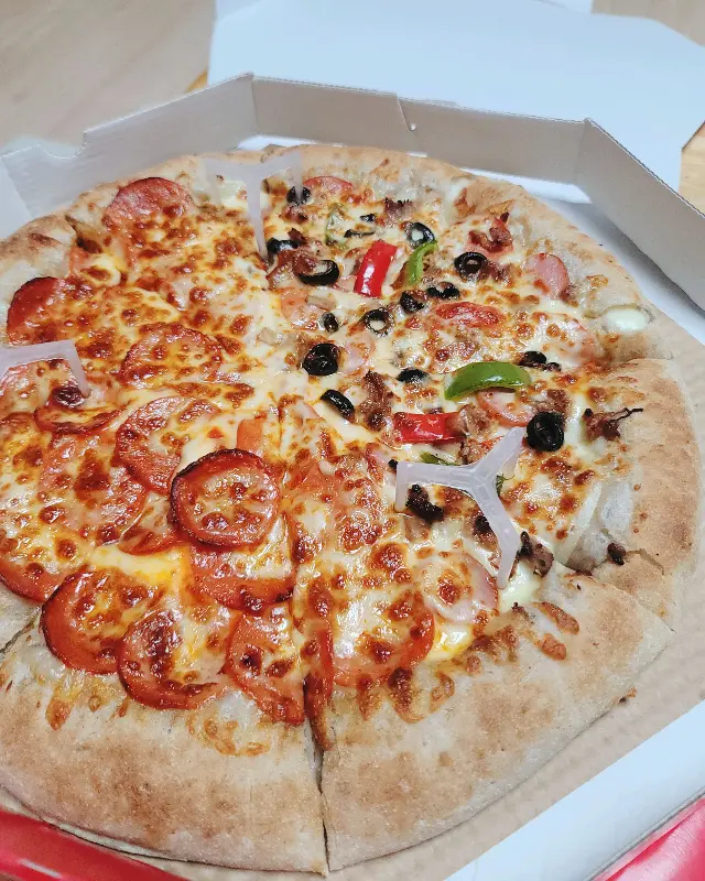 페페로니와 콤비네이션이 반반씩 올려진 하프앤하프 피자의 모습