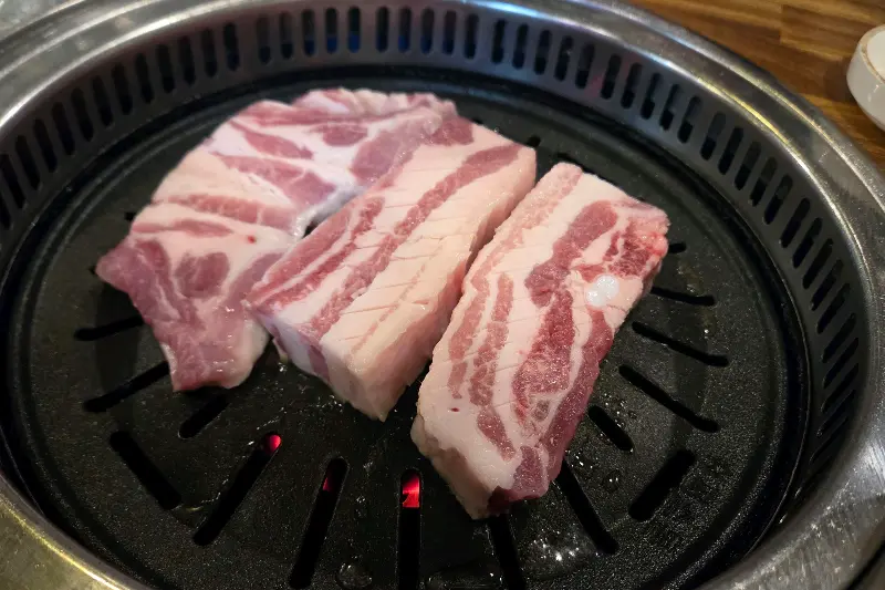 불판 위에 올려진 두툼한 삼겹살