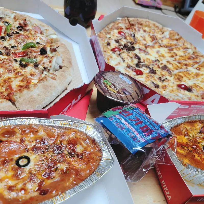 푸짐하게 차려진 7번가피자의 한 상 차림