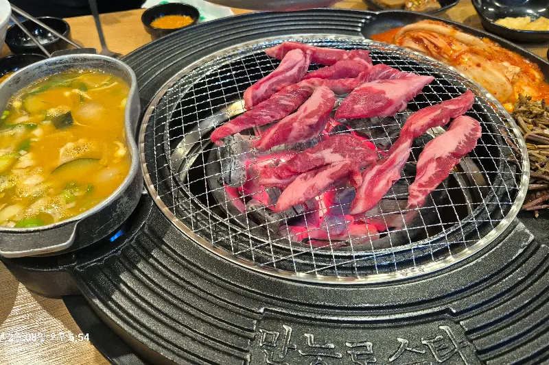 숯불과 함께 놓여진 소갈비살과 찌개