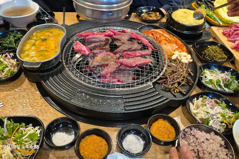 테이블 가득 차려진 음식들