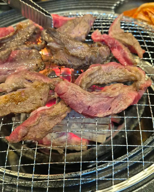 숯불 위에서 맛있게 익어가는 소갈비살