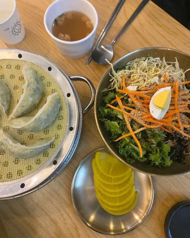 만두와 비빔칼국수, 그리고 따뜻한 육수