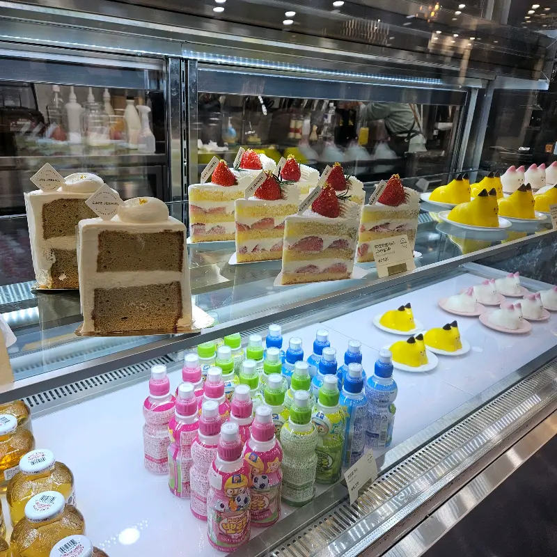 다양한 종류의 케이크와 음료