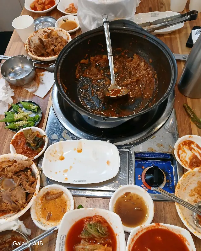 볶음밥이 눌러붙은 모습