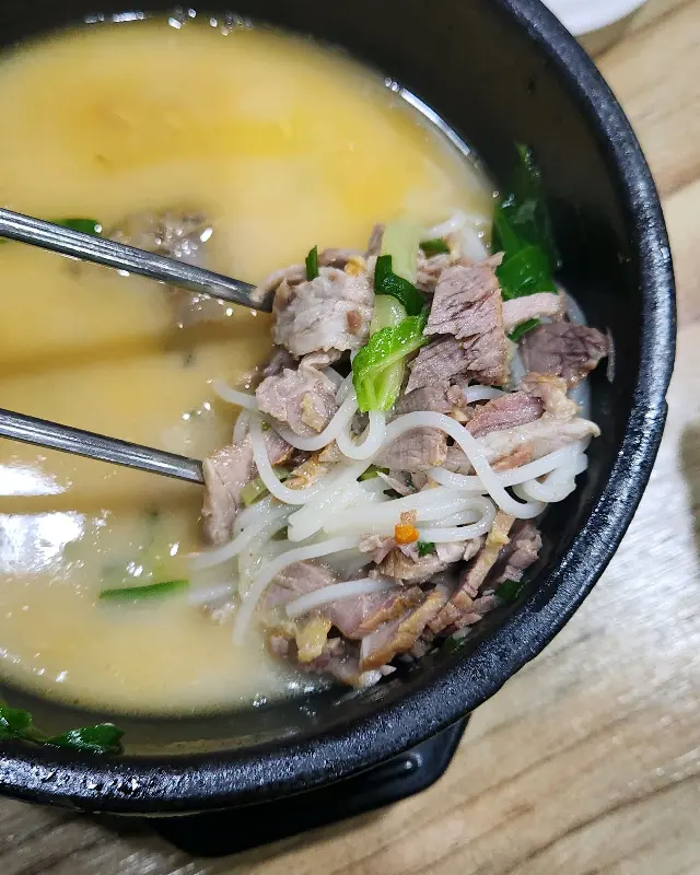 푸짐한 돼지국밥