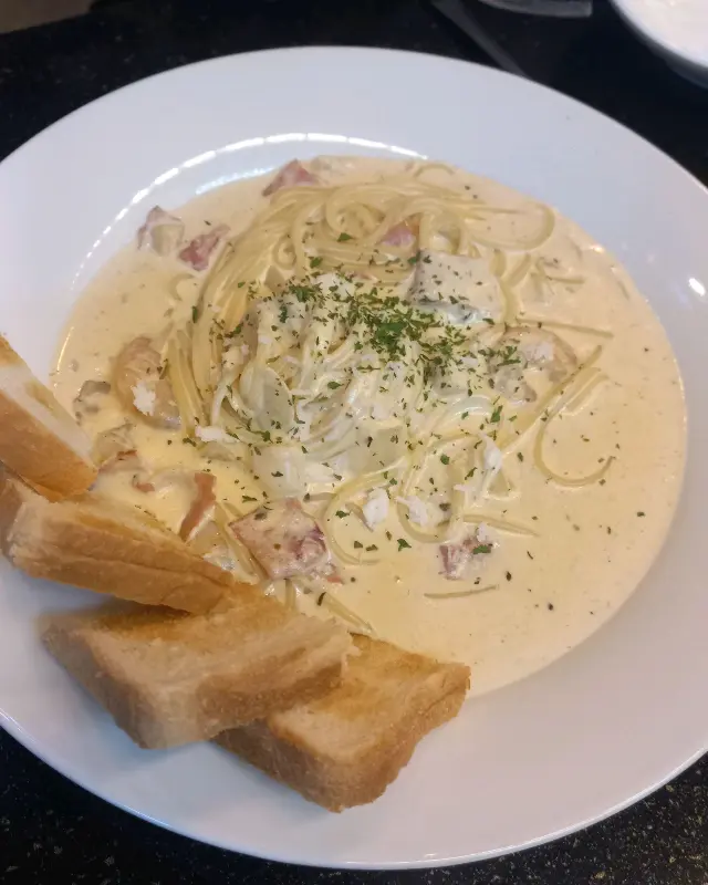 크림 파스타와 빵의 환상적인 조화