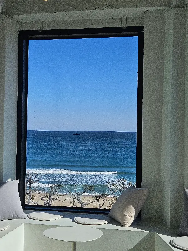 창밖으로 보이는 아름다운 바다