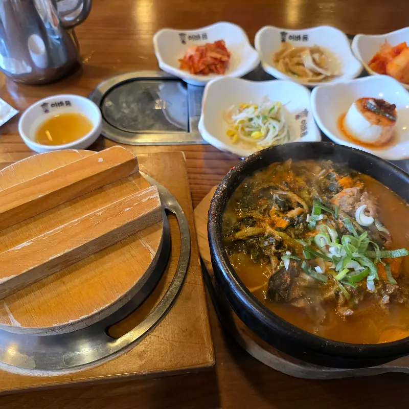 이바돔감자탕의 푸짐한 감자탕 한 상 차림