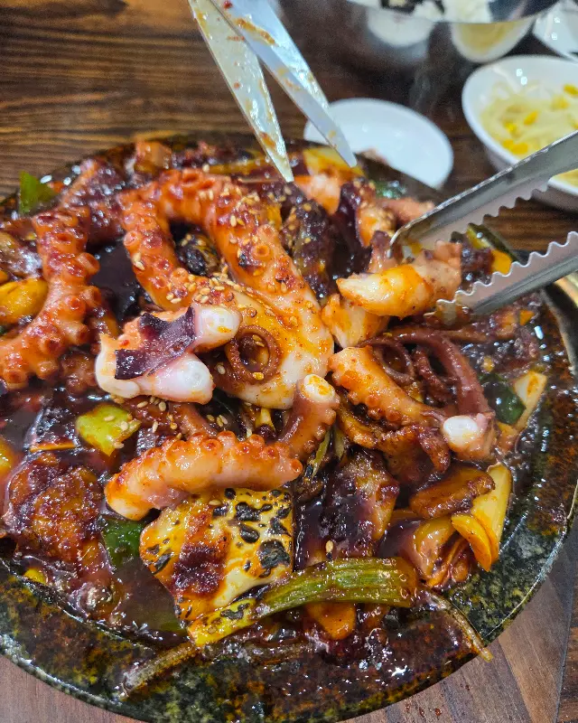 돌판낙지 자르는 모습