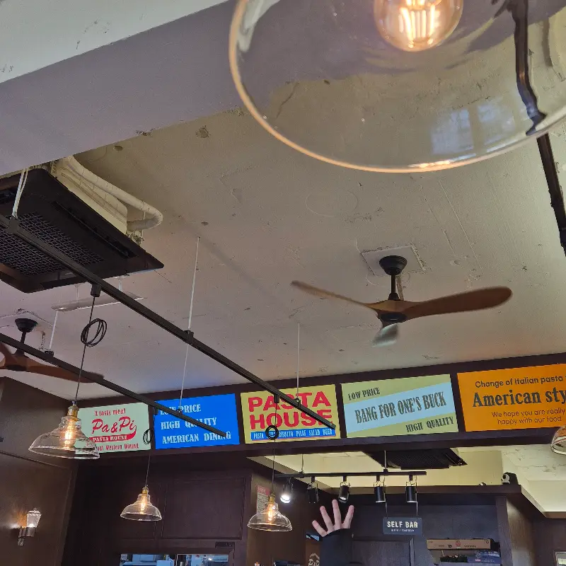 매장 천장에 달린 조명과 간판