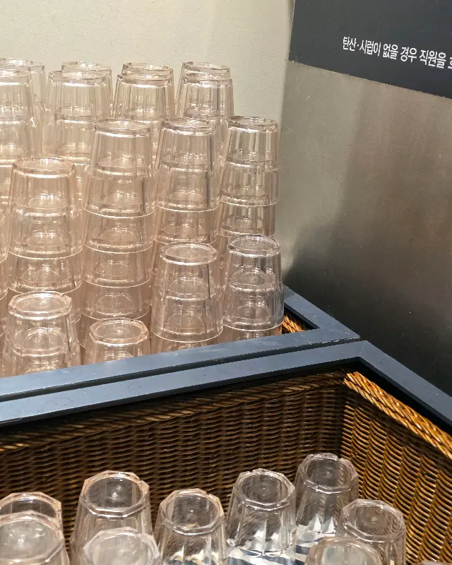 깨끗하게 정돈된 컵