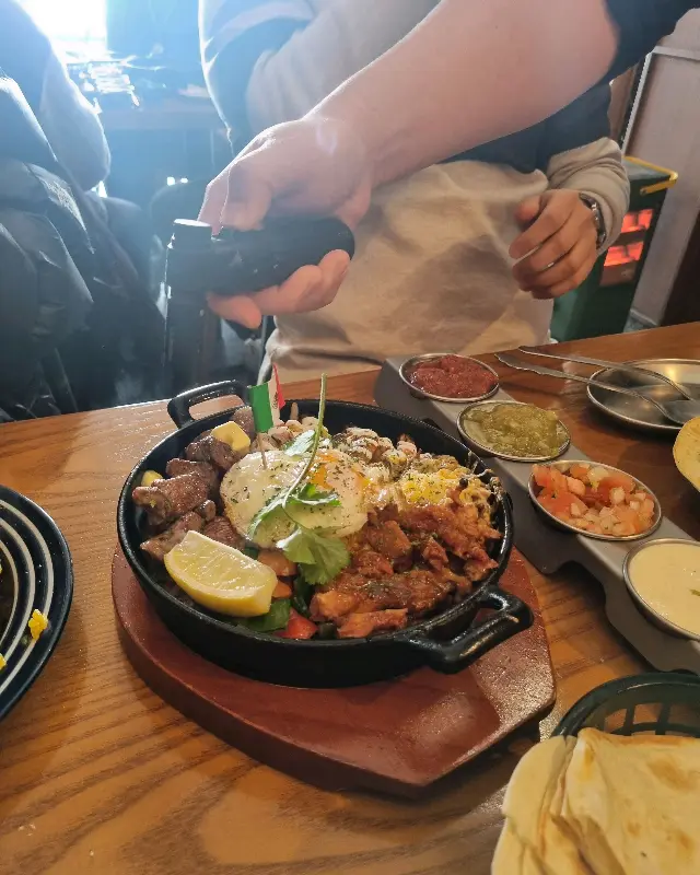 호세가 타코스에서 파히타를 즐기는 모습