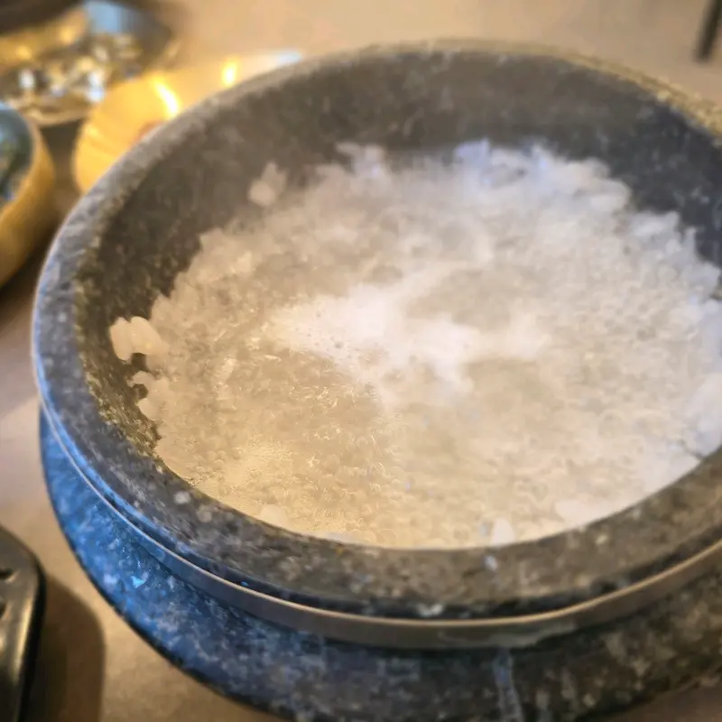 돌솥에 물을 부어 만든 누룽지