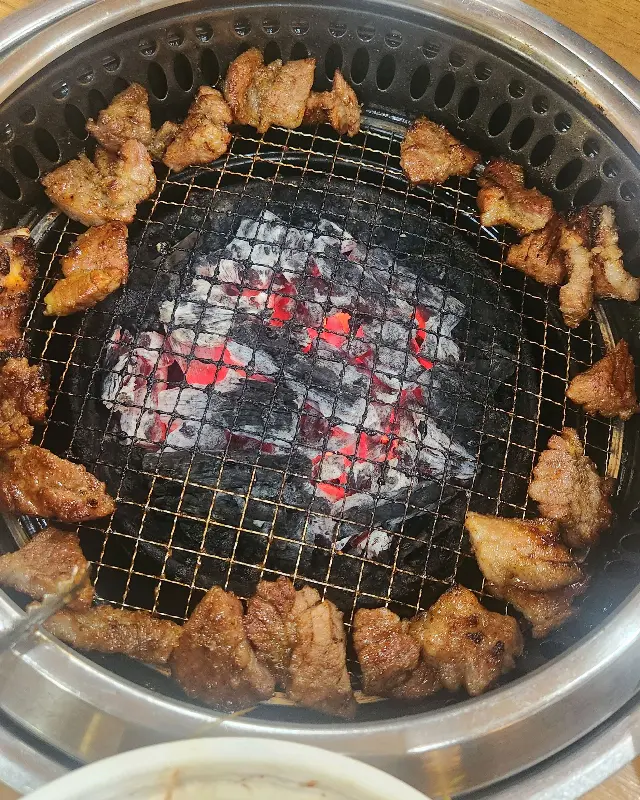 노릇하게 구워진 돼지갈비