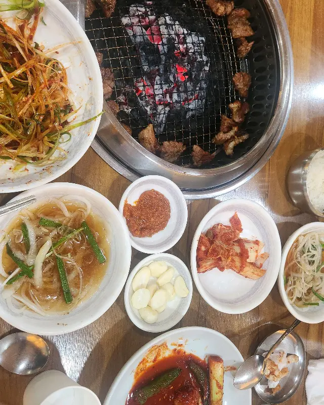 다양한 밑반찬과 함께 즐기는 돼지갈비
