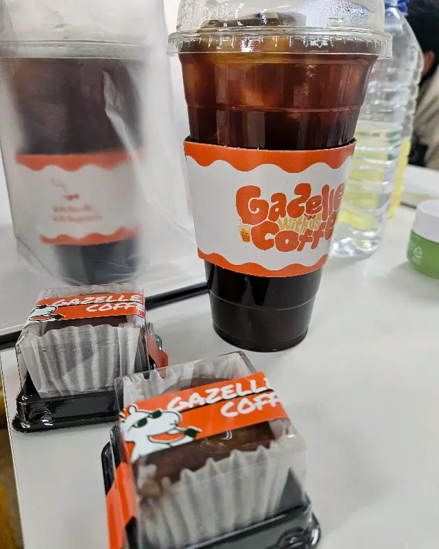 테이크 아웃 음료와 두바이 쫀득 쿠키