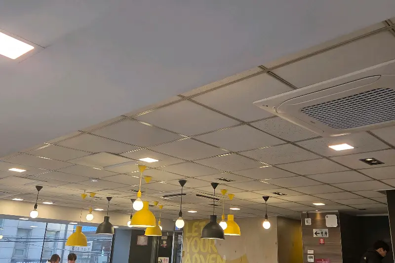맥도날드 연신내점 천장 조명
