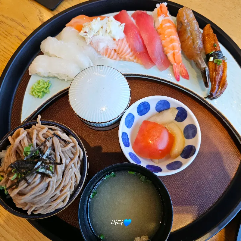 윤기가 흐르는 신선한 초밥