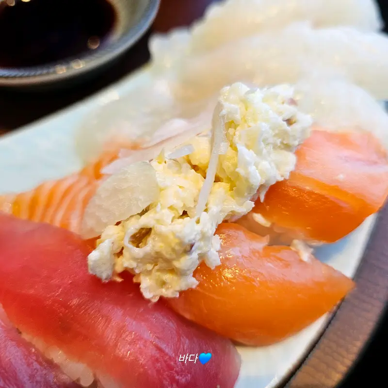 마요네즈 소스가 올라간 초밥
