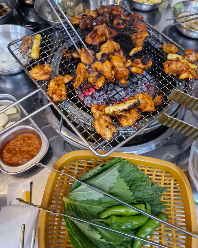 숯불 위에서 익어가는 닭구이