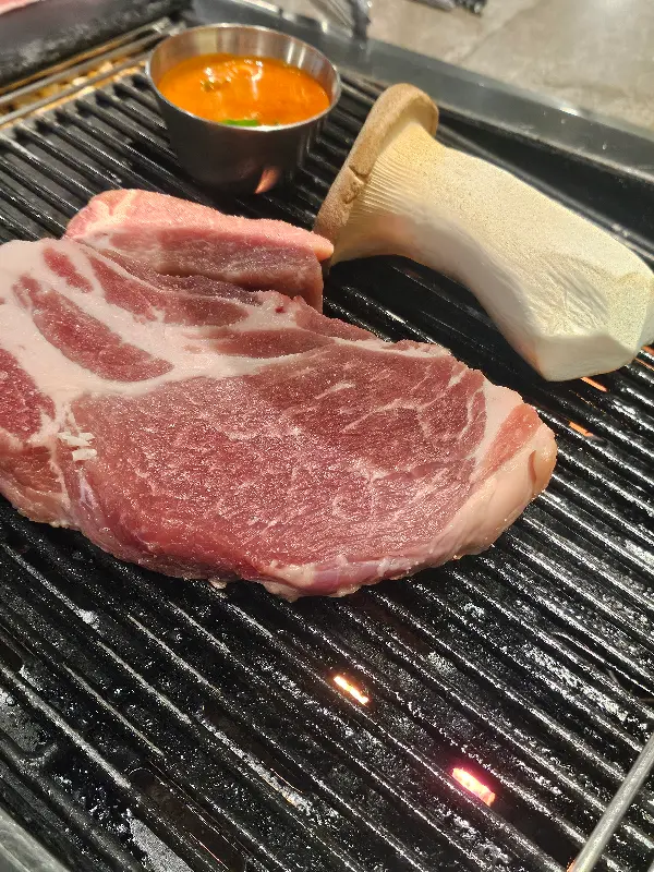 불판 위의 목살과 새송이버섯