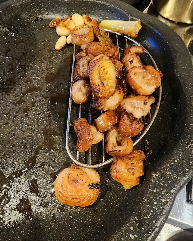 불판 위의 막창과 마늘