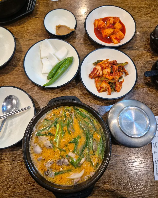 순대국밥과 다양한 반찬들