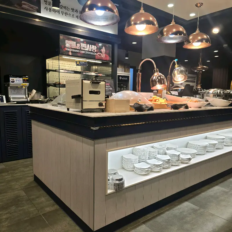 깔끔하게 정돈된 음식 코너