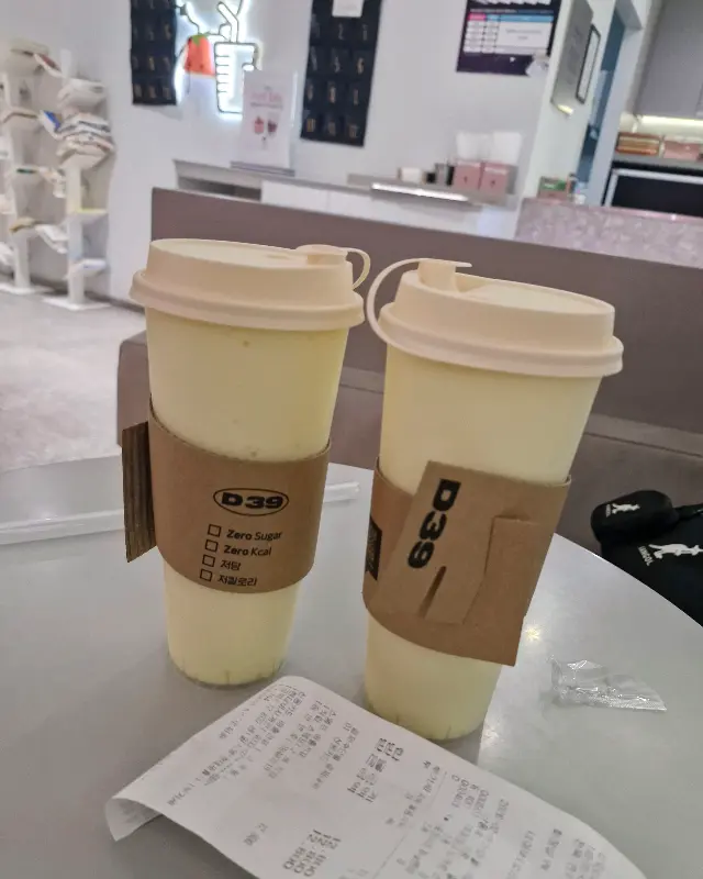 디저트39의 음료 두 잔