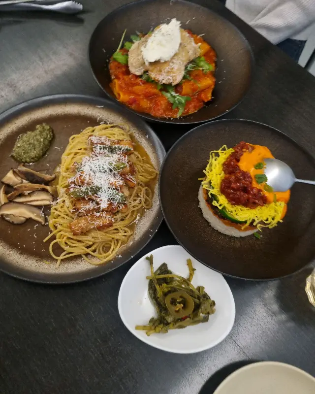 다채로운 메뉴 구성이 돋보이는 한 상 차림