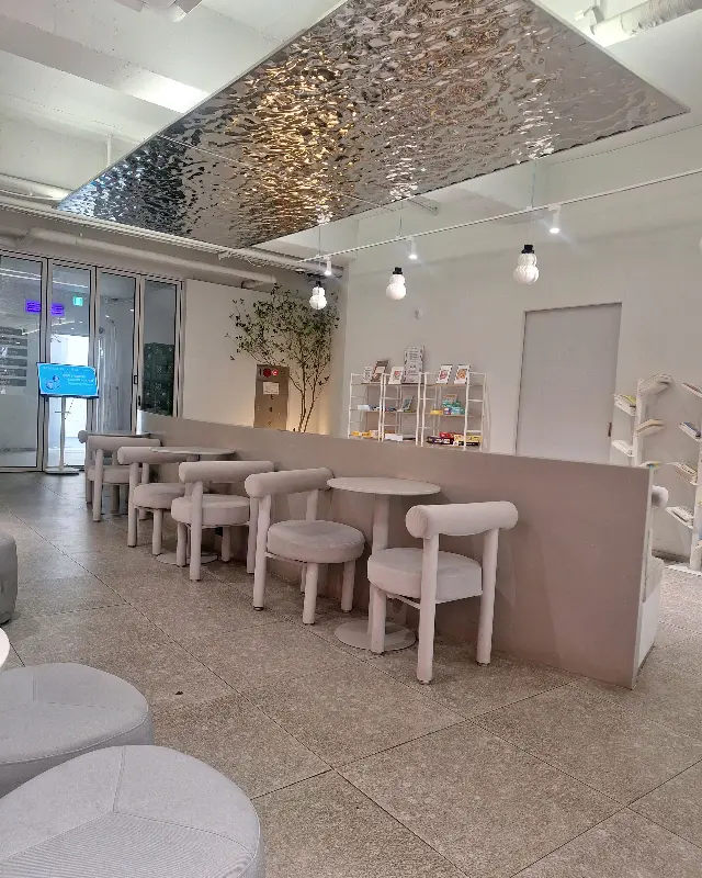 깔끔하고 넓은 디저트39 내부