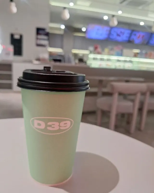 디저트39의 로고가 새겨진 컵