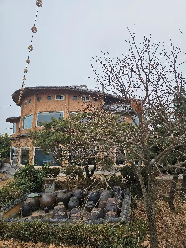 독특한 외관의 152 오리전문점