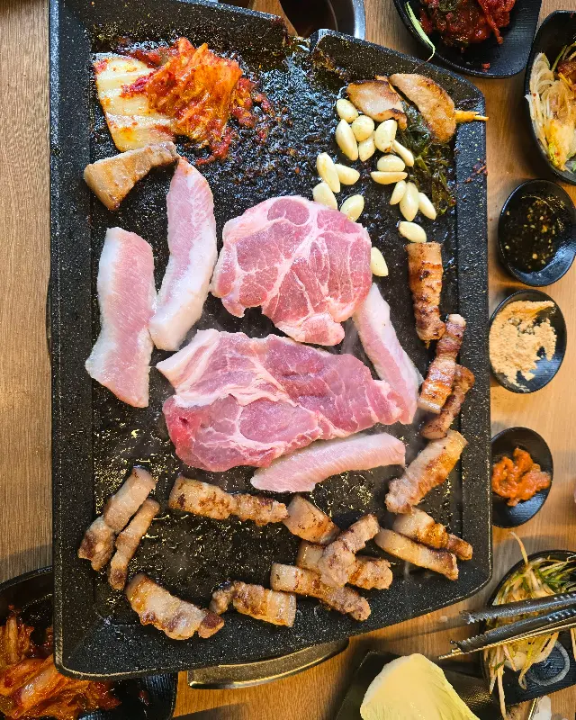 다채로운 메뉴들이 한 상 가득