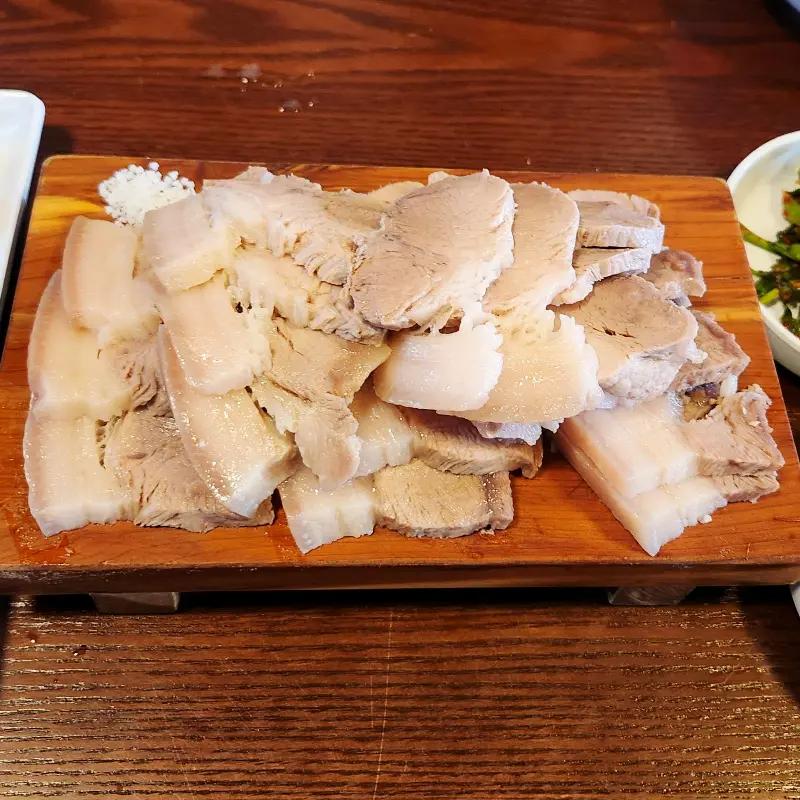 윤기가 흐르는 돔베고기