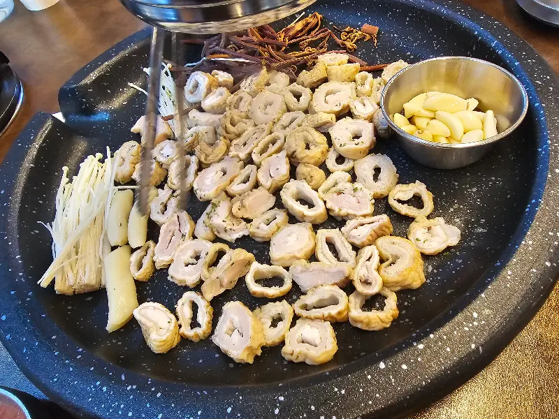 푸짐하게 담겨 나온 막창 한 접시