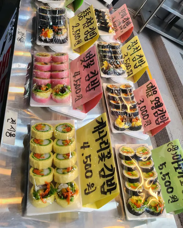 쇼케이스 안의 김밥들