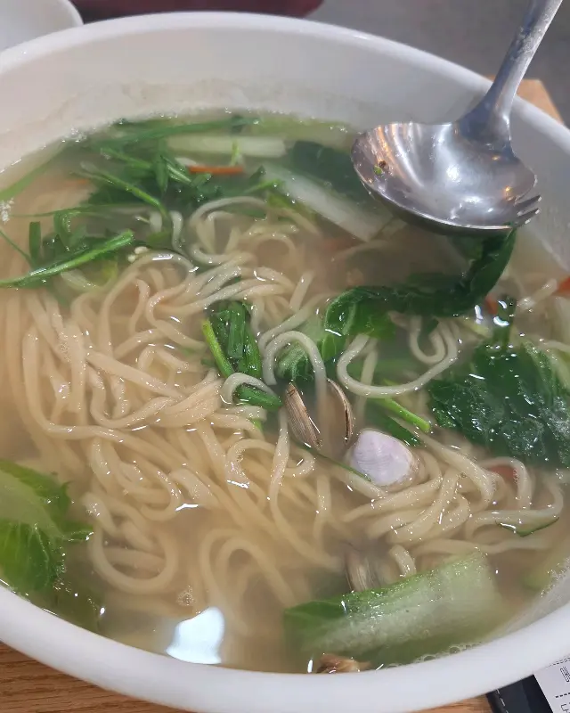 뽀얀 국물에 채소와 동죽이 듬뿍 들어간 동죽칼국수