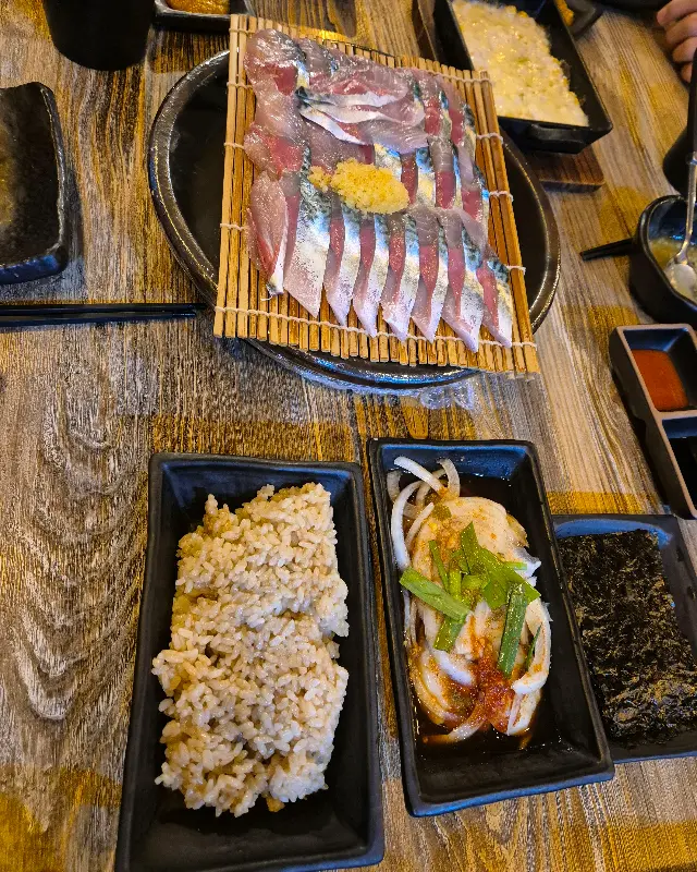 고등어회와 곁들임