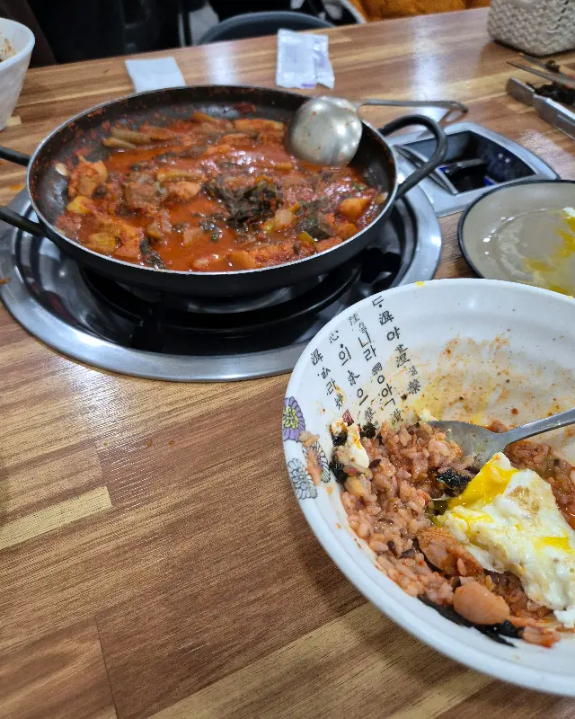 계란후라이를 얹은 갓돈찌개 비빔밥