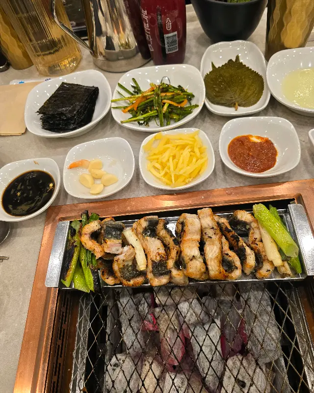 다양한 곁들임 찬과 함께 즐기는 장어