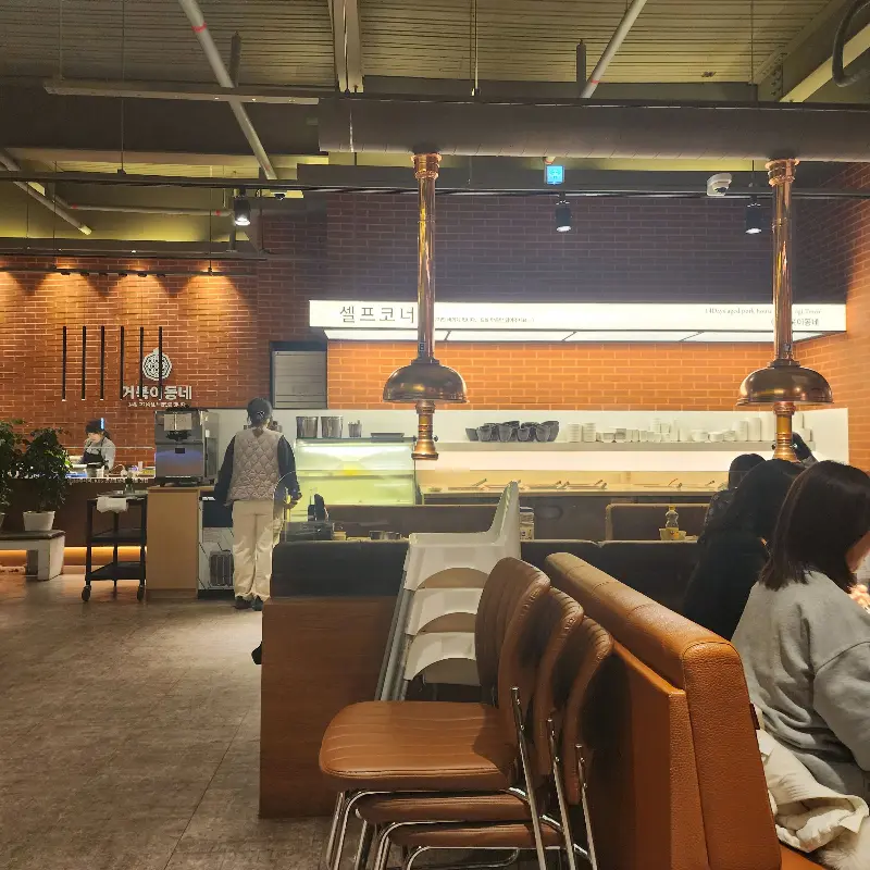 깔끔하게 정돈된 샐러드 코너