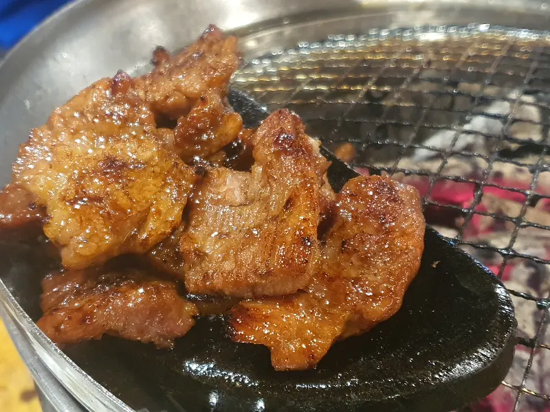 맛있게 구워진 양념 껍데기