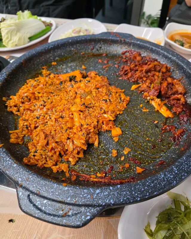 볶음밥과 오리 주물럭을 함께 즐기는 모습