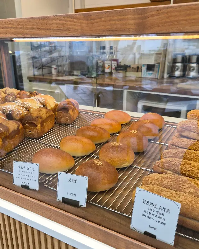 진열대 가득 채워진 빵