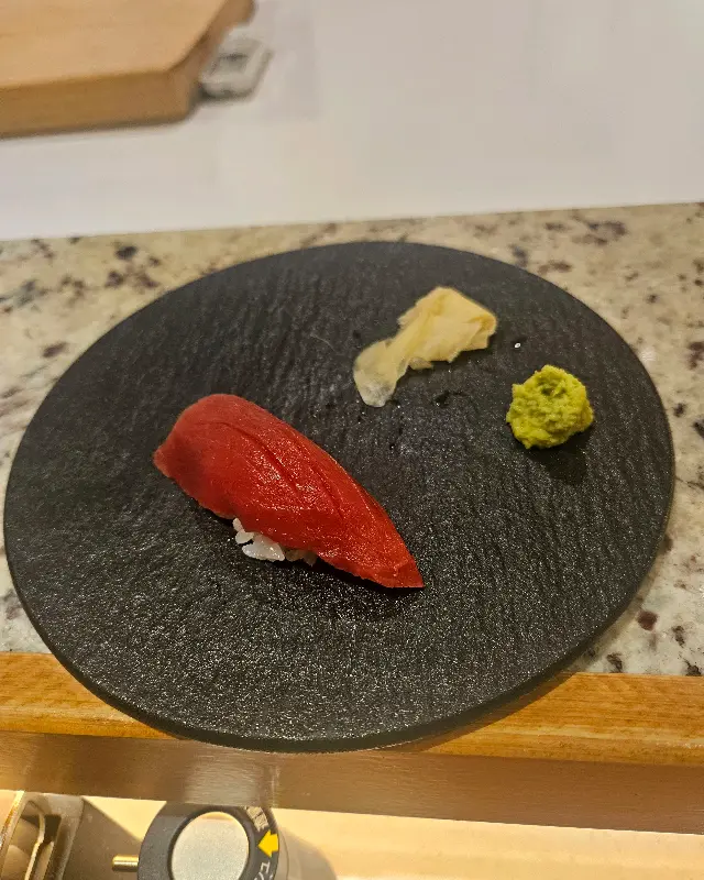 붉은 윤기가 흐르는 참치 초밥